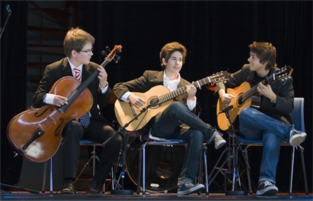 Bilde av elever som spiller instrumenter