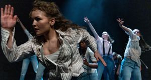 Bilde av dansere på scenen