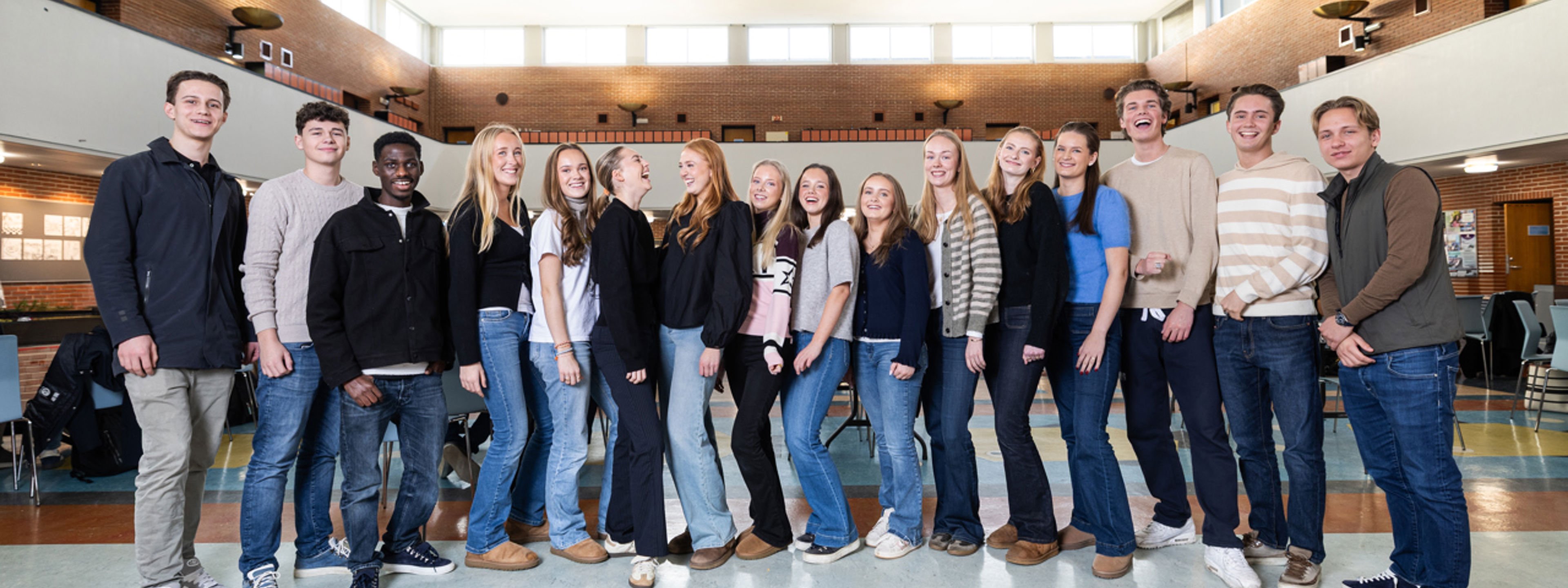 Elever i Langhaugens aula. Foto: Andreas Roksvåg